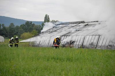 Ueber 95 Einsatzkraefte bekaempfen stundenlang Strohlagerbrand bei Waiblingen-Beinstein